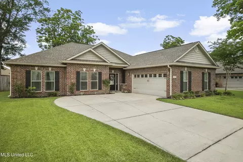13111 Hawthorn Dr, Biloxi, MS 39532