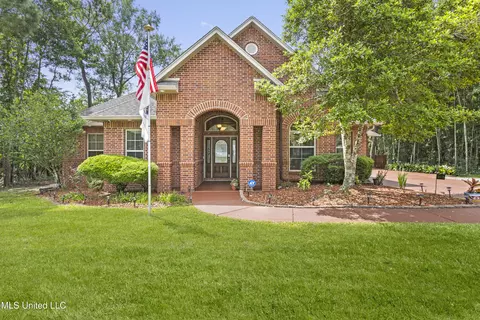 5578 E Diamondhead Dr, Diamondhead, MS 39525