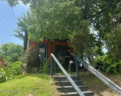 1002 Howard St, Vicksburg, MS 39183