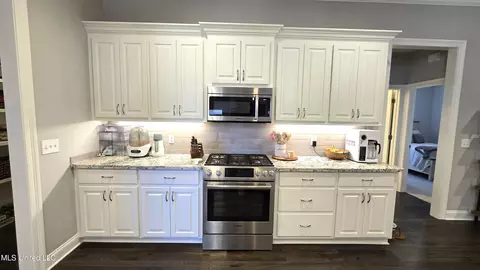 Kitchen - 331 Emerald Way, Brandon, MS 39047 photo 2 of 3