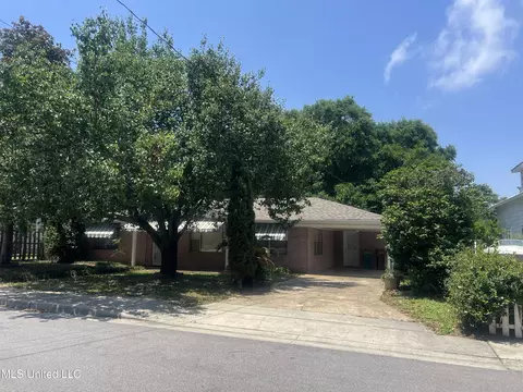 241 Iroquois St, Biloxi, MS 39530