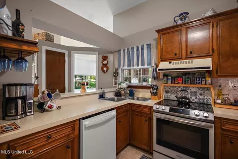 Kitchen - 147 Lofty Pine Ln, Clinton, MS 39056 photo 3 of 3