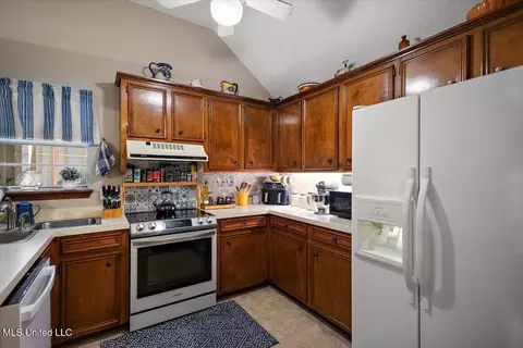 Kitchen - 147 Lofty Pine Ln, Clinton, MS 39056 photo 2 of 3