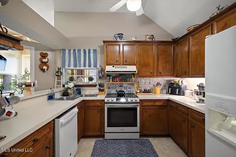 Kitchen - 147 Lofty Pine Ln, Clinton, MS 39056 photo 1 of 3