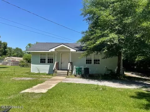708 Wood St, Waveland, MS 39576