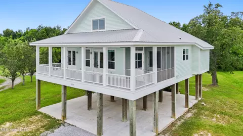 125 Vacation Ln, Waveland, MS 39576