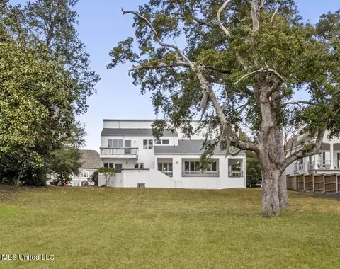 11 Bayou Pl, Gulfport, MS 39503
