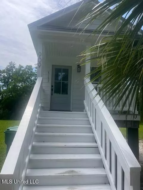 909 Sears Ave, Waveland, MS 39576
