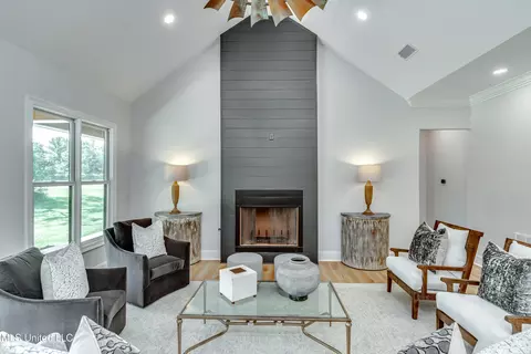 Living - 106 Horseshoe Ln, Flora, MS 39071 photo 2 of 2