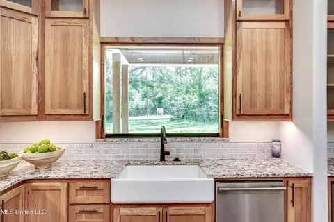 Kitchen - 106 Horseshoe Ln, Flora, MS 39071 photo 3 of 5