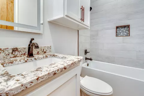 Bath - 106 Horseshoe Ln, Flora, MS 39071 photo 2 of 10