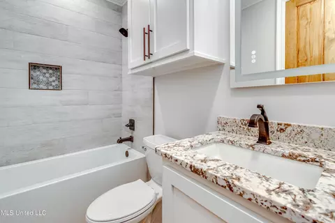 Bath - 106 Horseshoe Ln, Flora, MS 39071 photo 3 of 10