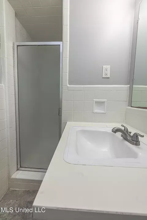 Bath - 5216 Romany Dr, Jackson, MS 39211 photo 3 of 6
