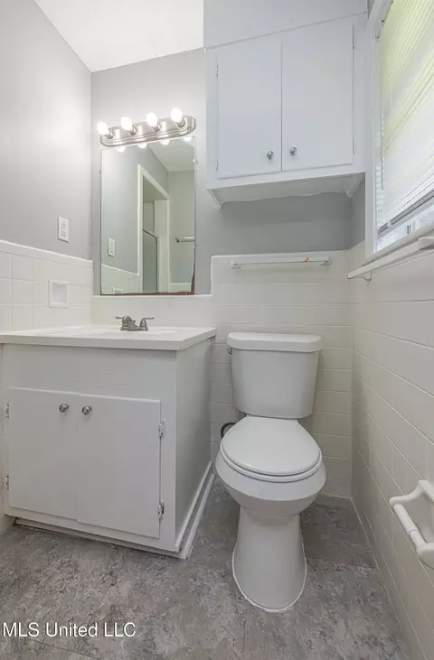Bath - 5216 Romany Dr, Jackson, MS 39211 photo 1 of 6