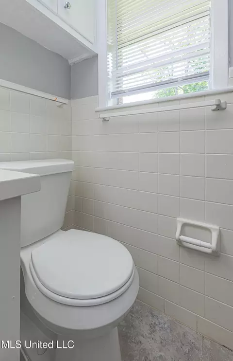 Bath - 5216 Romany Dr, Jackson, MS 39211 photo 2 of 6