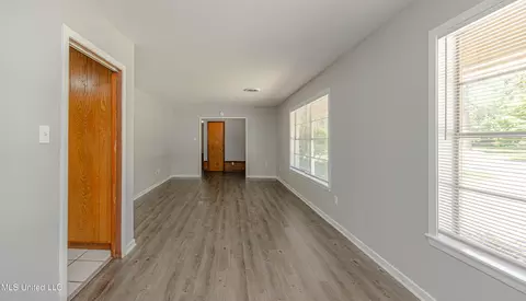 Living - 5216 Romany Dr, Jackson, MS 39211 photo 2 of 7