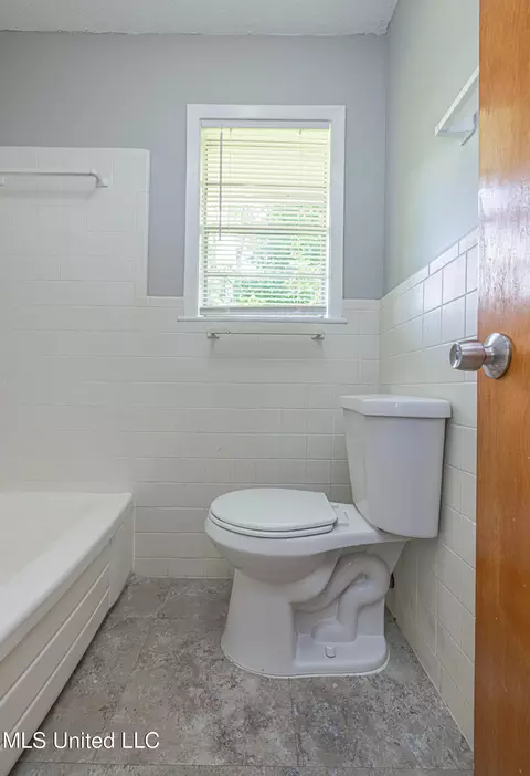 Bath - 5216 Romany Dr, Jackson, MS 39211 photo 4 of 6