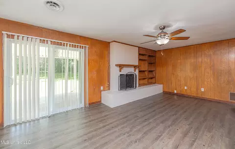 Living - 5216 Romany Dr, Jackson, MS 39211 photo 4 of 7