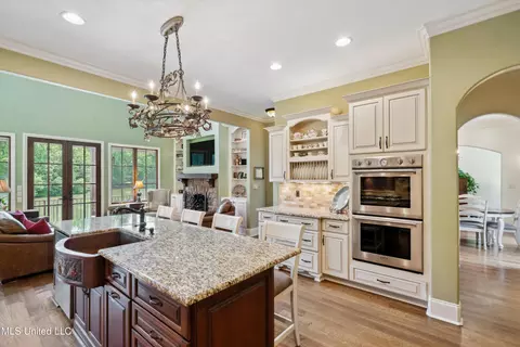 Kitchen - 4666 Eiffel Ln, Nesbit, MS 38651 photo 2 of 3