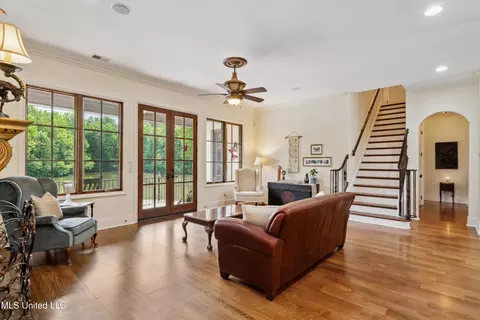 Living - 4666 Eiffel Ln, Nesbit, MS 38651 photo 1 of 2