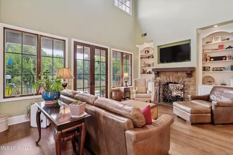 Living - 4666 Eiffel Ln, Nesbit, MS 38651 photo 2 of 2