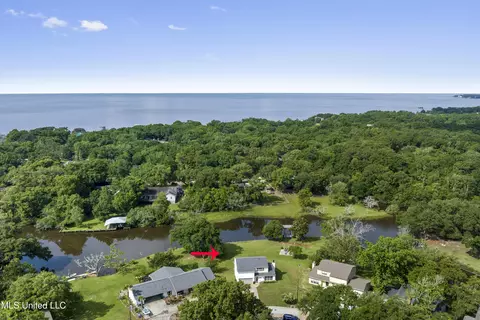 1621 Pat Dr, Gautier, MS 39553