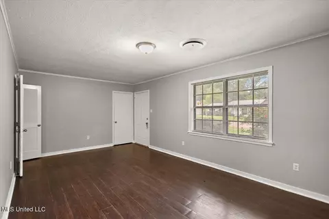 Living - 5730 Sedgwick Dr, Jackson, MS 39211 photo 2 of 4