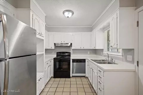 Kitchen - 5730 Sedgwick Dr, Jackson, MS 39211 photo 2 of 2