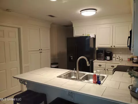 Kitchen - 829 Eagles Nest Dr, Byram, MS 39272 photo 1 of 1