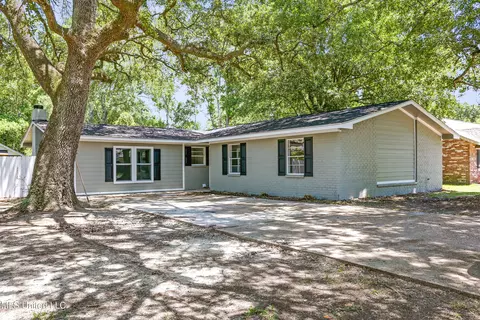 10016 Oakwood Park Dr, Moss Point, MS 39562