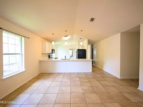 Living - 994 Muolea Ct, Diamondhead, MS 39525 photo 4 of 7