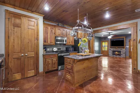 Kitchen - 500 E Dewey Camp Dr, Florence, MS 39073 photo 2 of 4