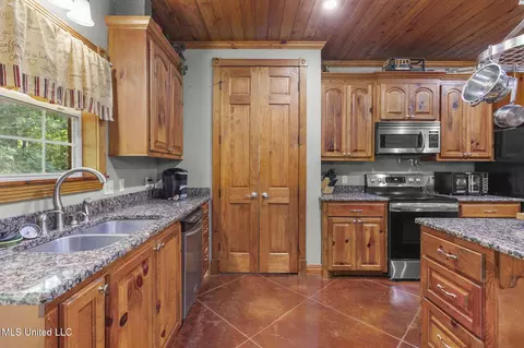 Kitchen - 500 E Dewey Camp Dr, Florence, MS 39073 photo 3 of 4