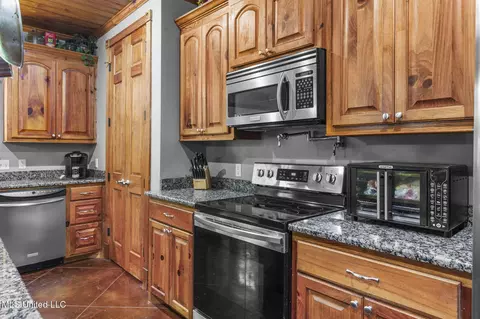 Kitchen - 500 E Dewey Camp Dr, Florence, MS 39073 photo 4 of 4