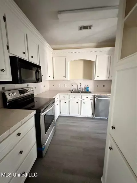 Kitchen - 15 Stanford Ct, Jackson, MS 39211 photo 1 of 1
