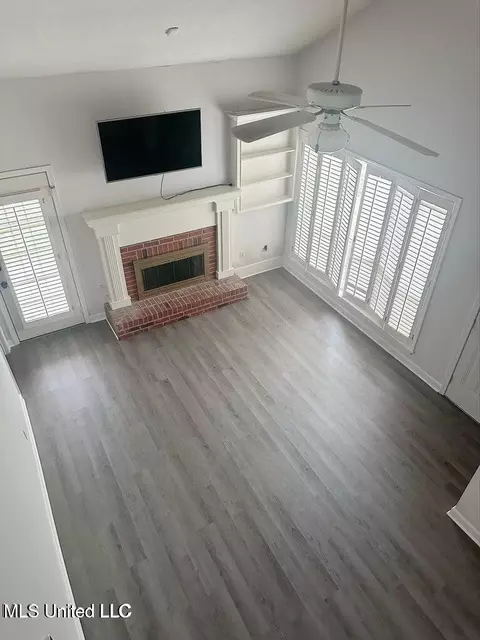 Living - 15 Stanford Ct, Jackson, MS 39211 photo 2 of 2