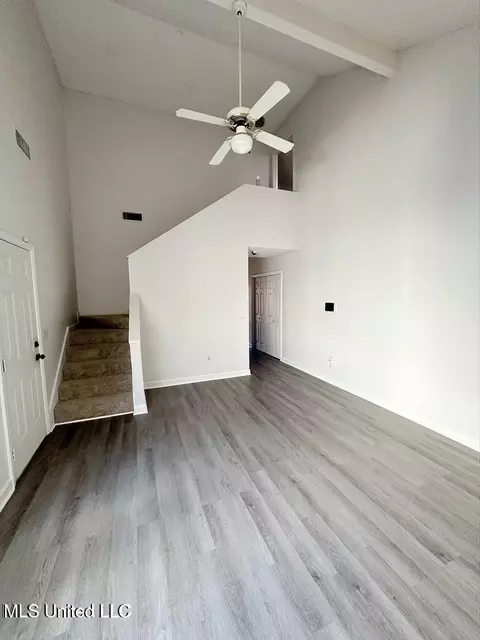 Living - 15 Stanford Ct, Jackson, MS 39211 photo 1 of 2
