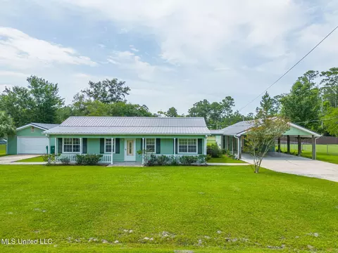 1025 Shipp St, Waveland, MS 39576