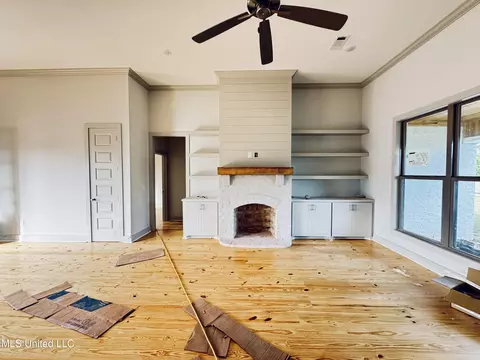 Living - 650 Prosperity Pl, Brandon, MS 39042 photo 2 of 3