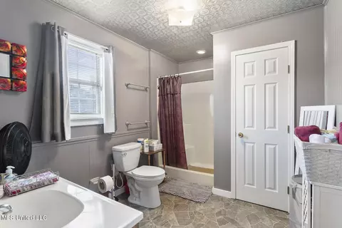 Bath - 1600 Wright Rd, Raymond, MS 39154 photo 4 of 4