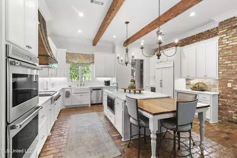 Kitchen - 100 Stonebridge Dr, Madison, MS 39110 photo 2 of 5