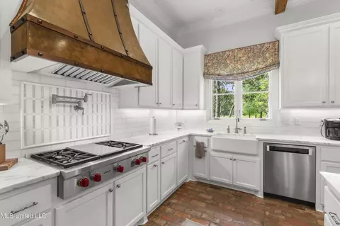 Kitchen - 100 Stonebridge Dr, Madison, MS 39110 photo 3 of 5
