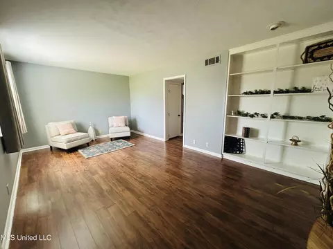 Living - 344 Lakebend Dr, Brandon, MS 39042 photo 1 of 3