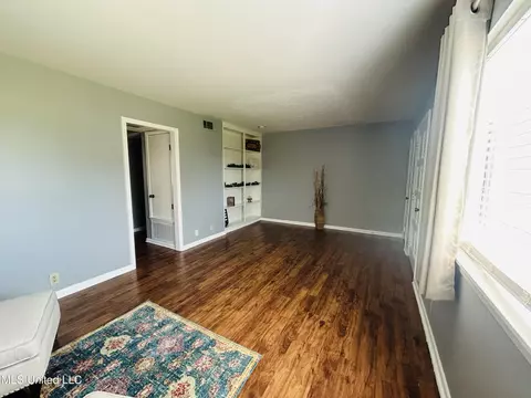 Living - 344 Lakebend Dr, Brandon, MS 39042 photo 2 of 3