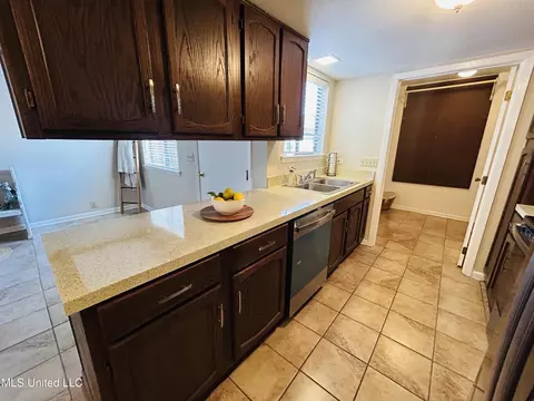 Kitchen - 344 Lakebend Dr, Brandon, MS 39042 photo 1 of 3