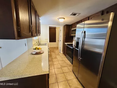 Kitchen - 344 Lakebend Dr, Brandon, MS 39042 photo 3 of 3