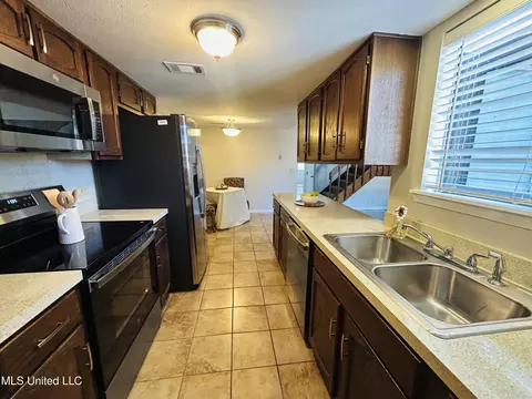 Kitchen - 344 Lakebend Dr, Brandon, MS 39042 photo 2 of 3