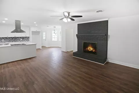 Living - 111 Hickory Hill Pl, Brandon, MS 39042 photo 2 of 5