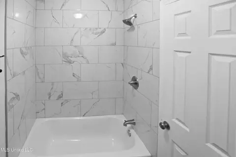 Bath - 111 Hickory Hill Pl, Brandon, MS 39042 photo 5 of 6
