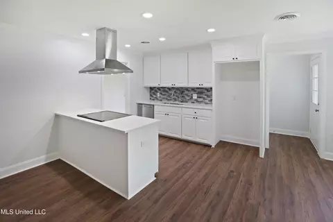 Kitchen - 111 Hickory Hill Pl, Brandon, MS 39042 photo 3 of 5